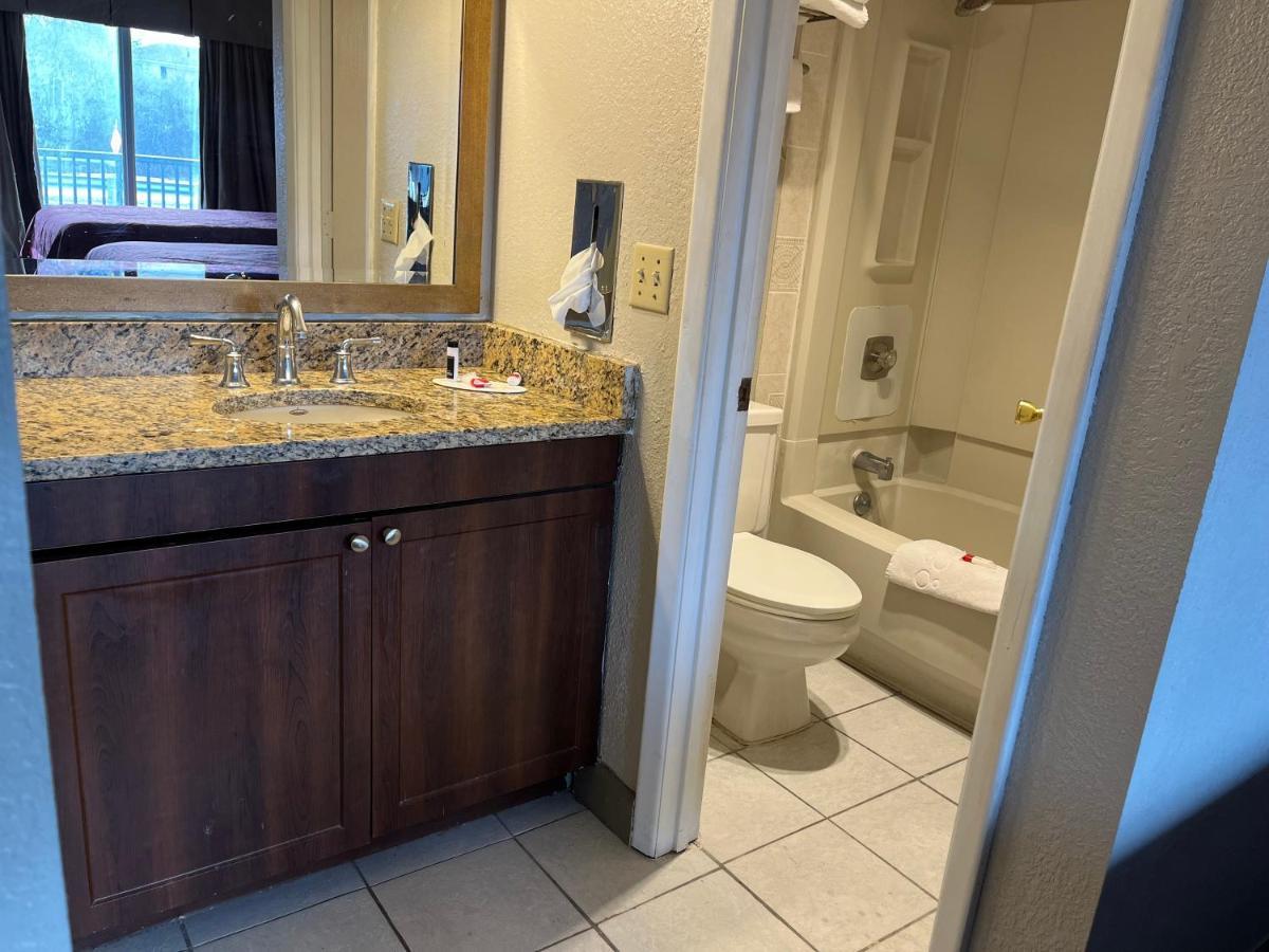 Days Inn & Suites By Wyndham Dayton North Экстерьер фото
