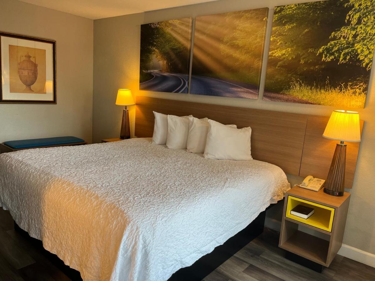 Days Inn & Suites By Wyndham Dayton North Экстерьер фото