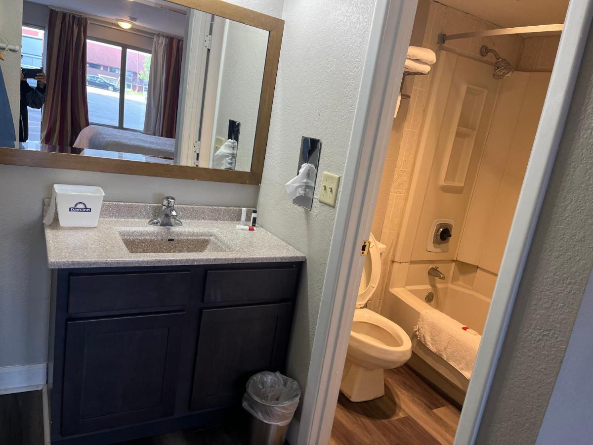 Days Inn & Suites By Wyndham Dayton North Экстерьер фото
