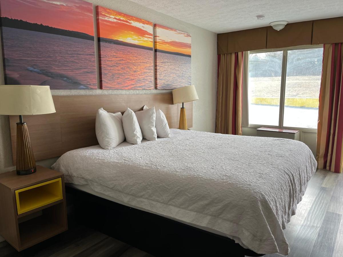 Days Inn & Suites By Wyndham Dayton North Экстерьер фото