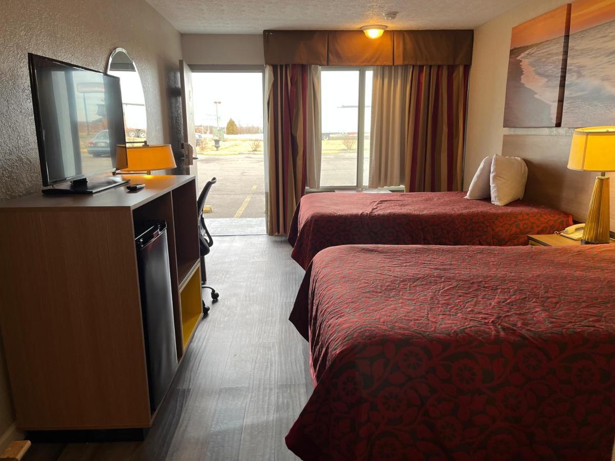 Days Inn & Suites By Wyndham Dayton North Экстерьер фото