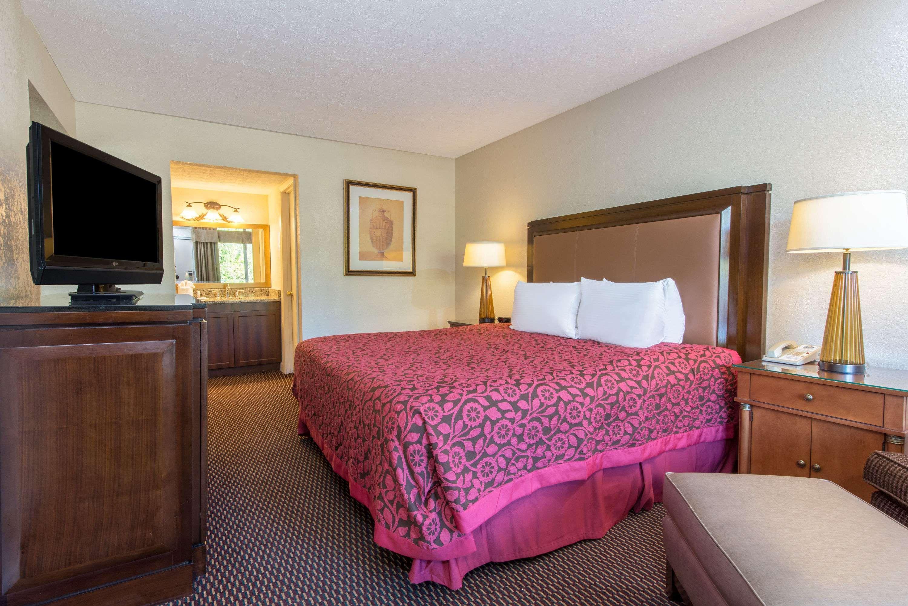 Days Inn & Suites By Wyndham Dayton North Экстерьер фото