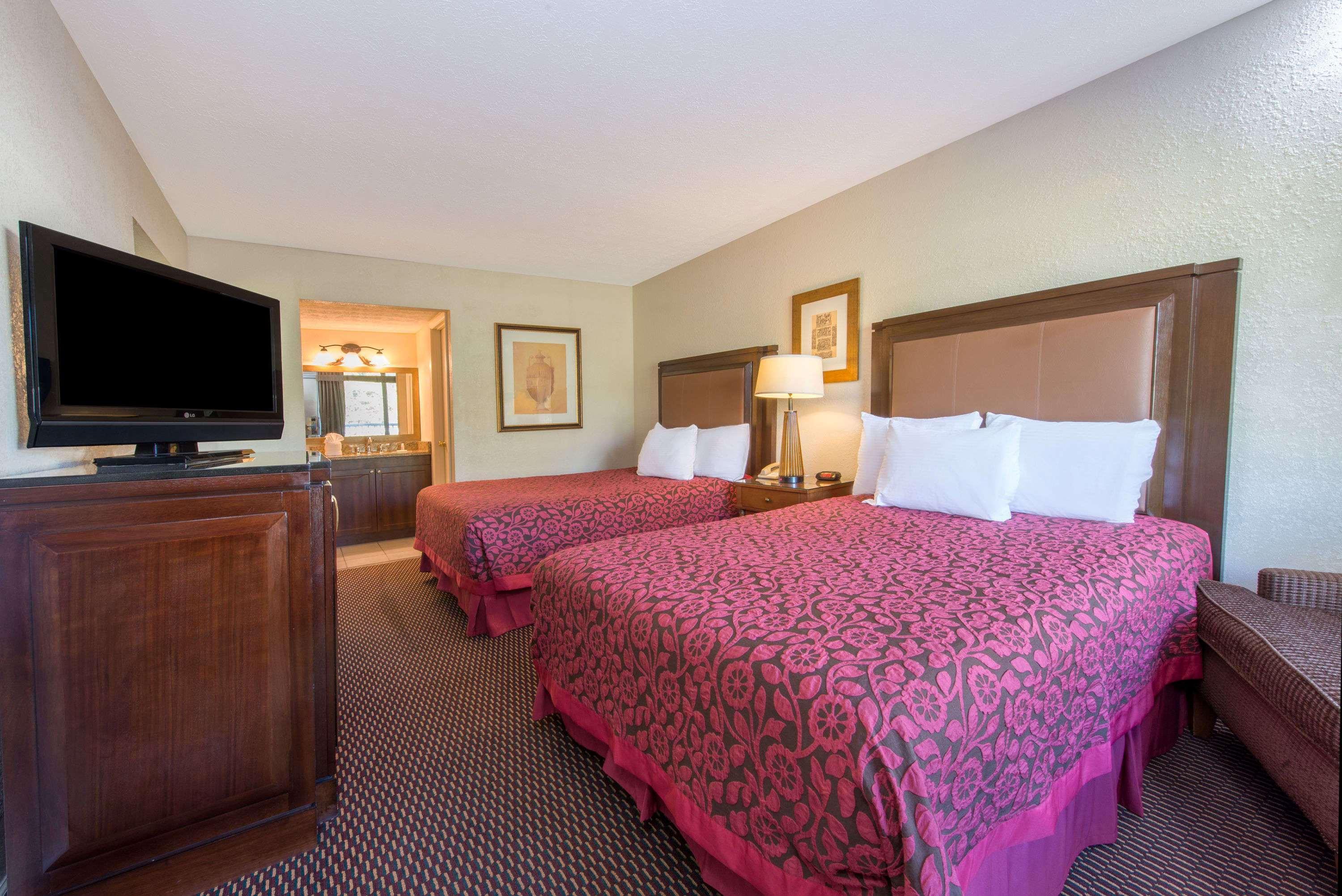 Days Inn & Suites By Wyndham Dayton North Экстерьер фото