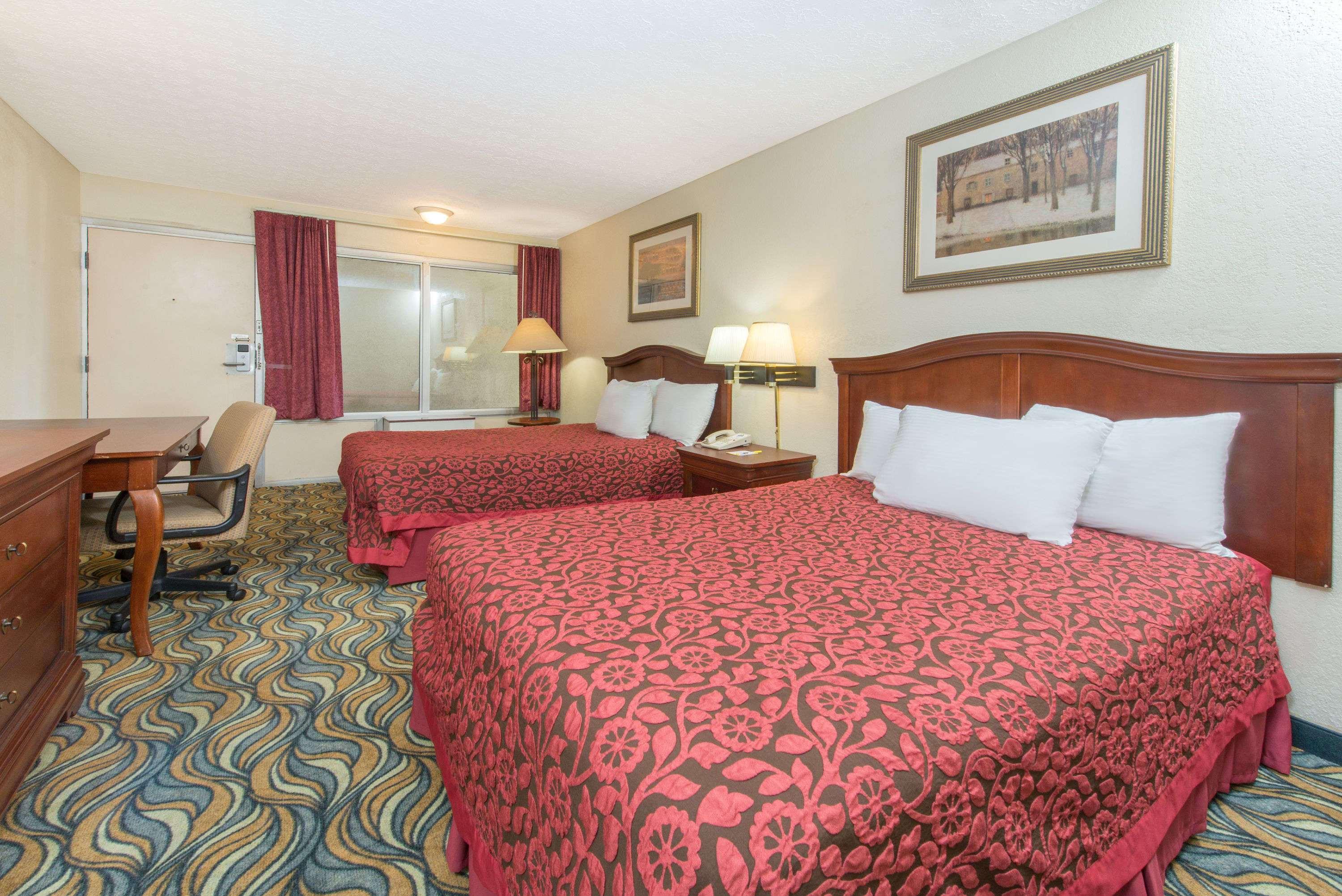 Days Inn & Suites By Wyndham Dayton North Экстерьер фото