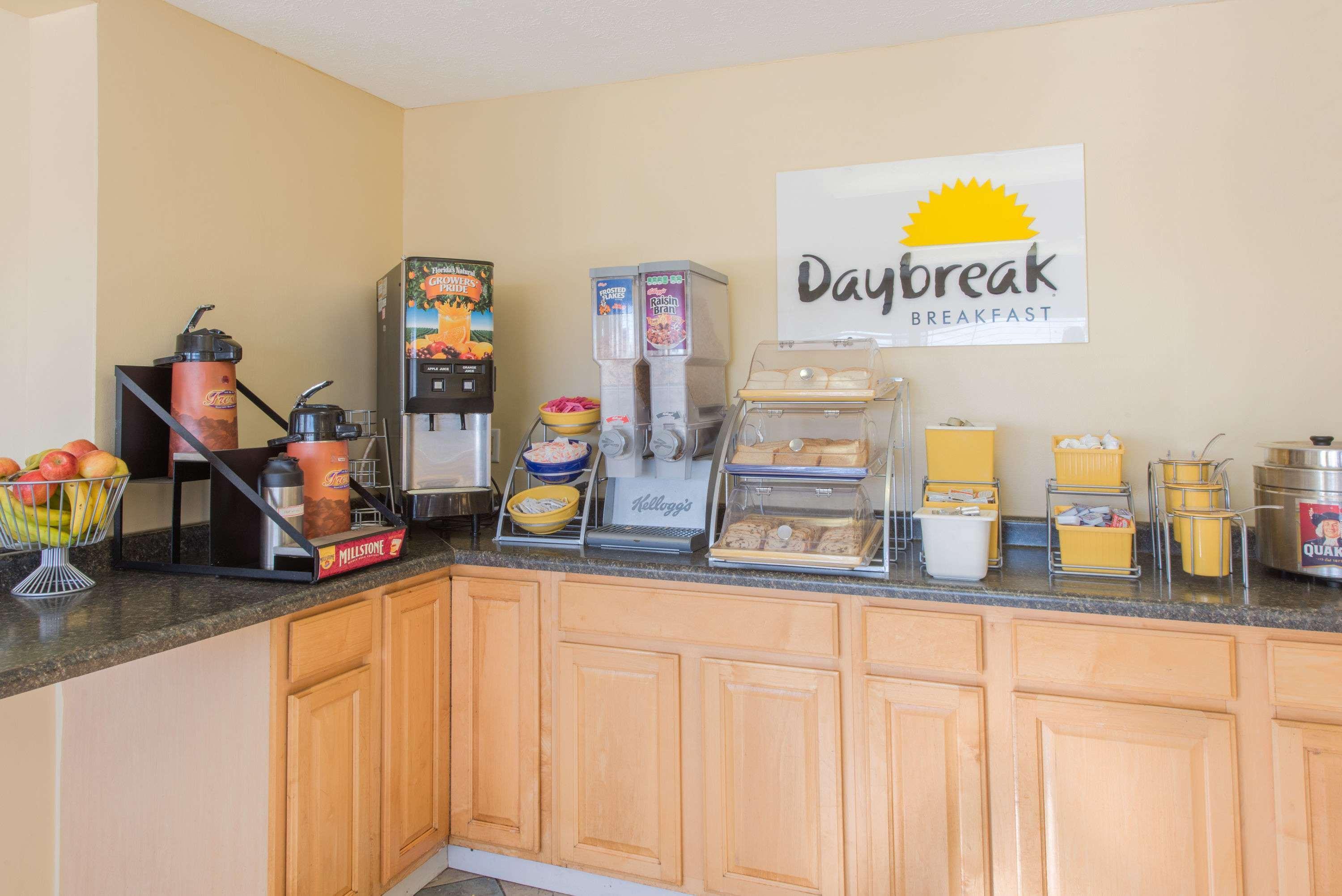 Days Inn & Suites By Wyndham Dayton North Экстерьер фото