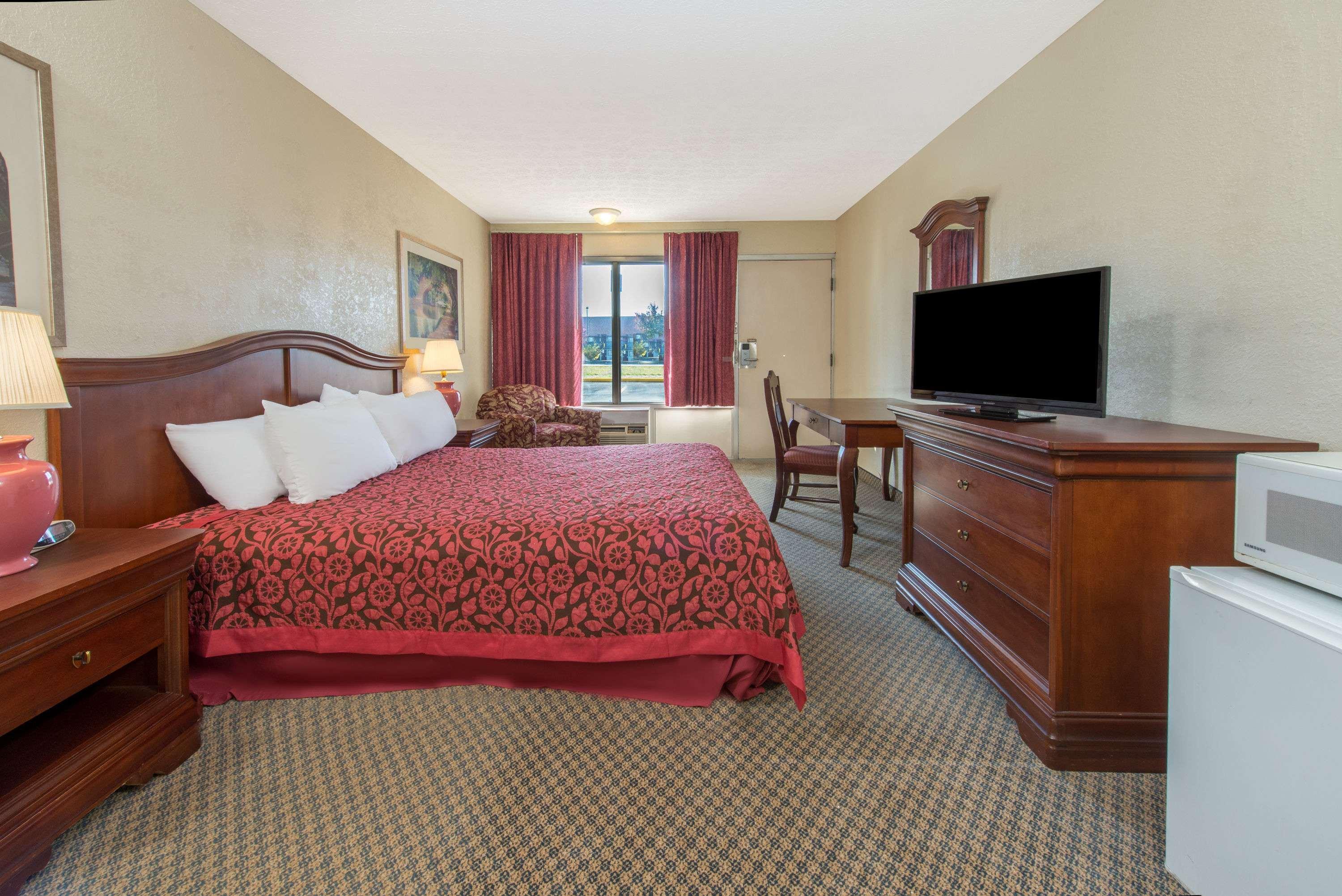 Days Inn & Suites By Wyndham Dayton North Экстерьер фото