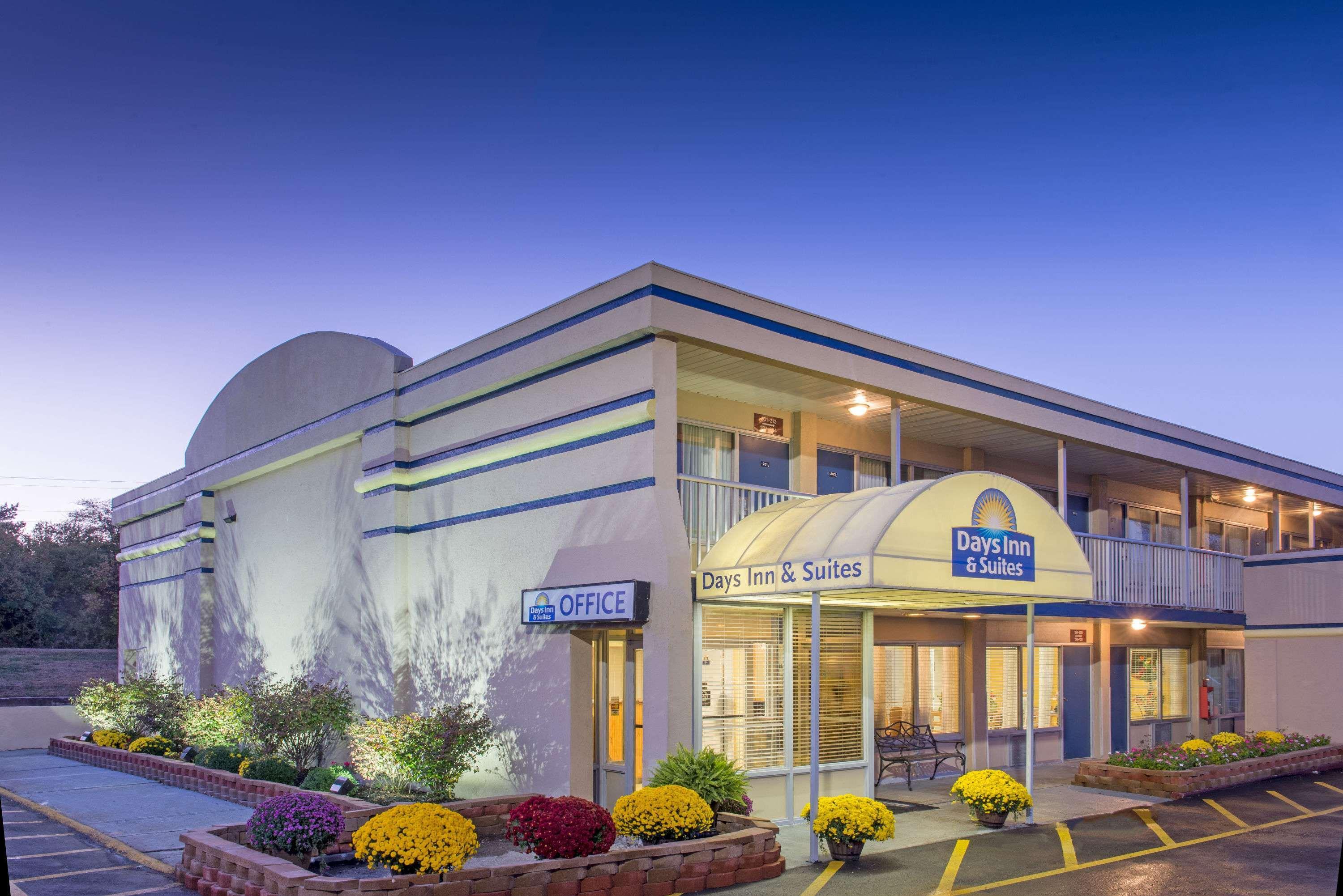 Days Inn & Suites By Wyndham Dayton North Экстерьер фото